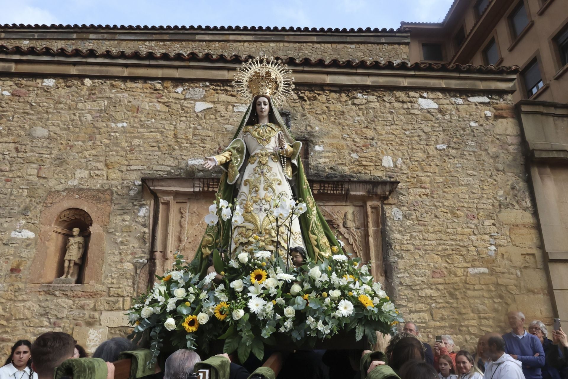 La Esperanza sale en procesión de la capilla de La Balesquida hasta San Tirso