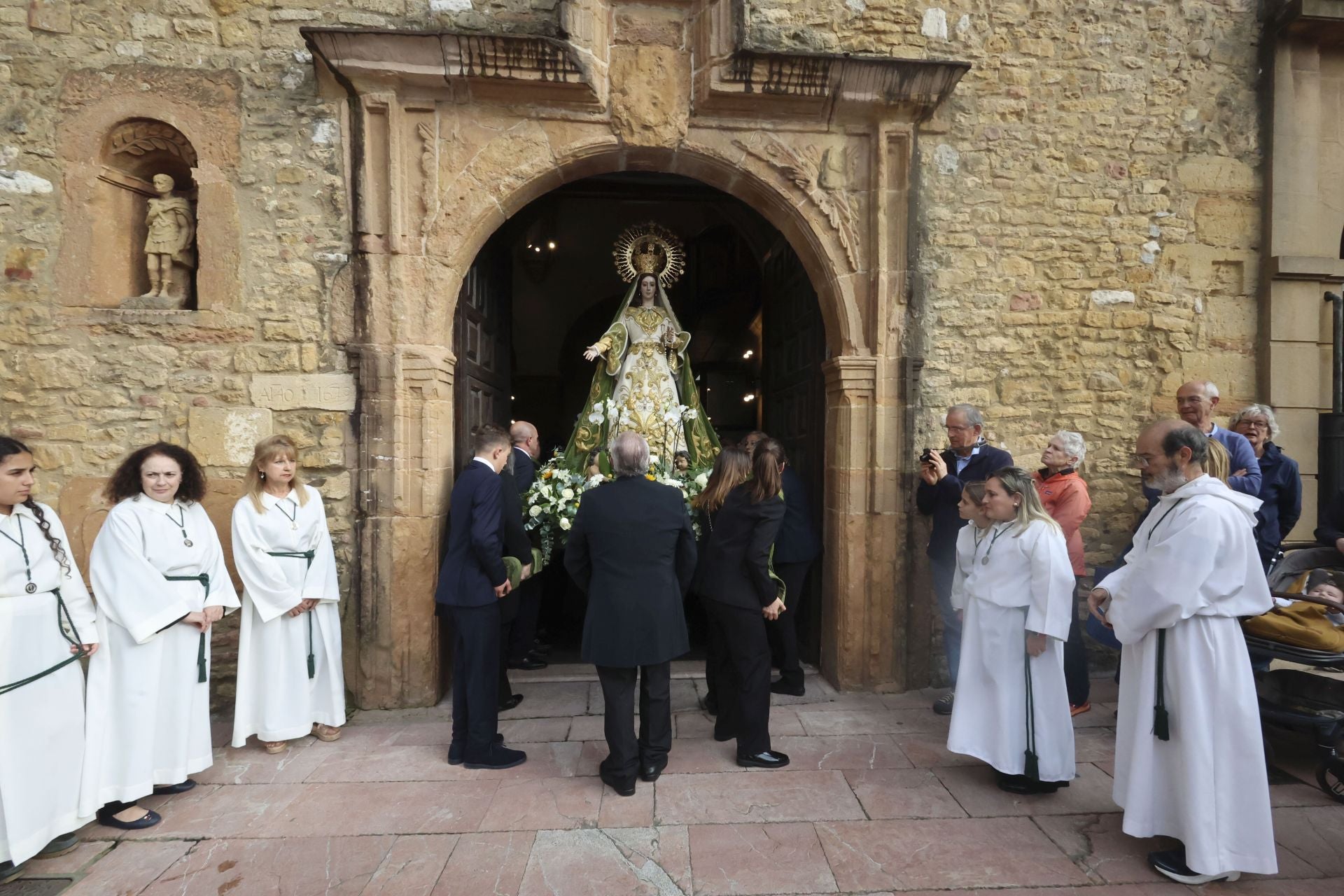 La Esperanza sale en procesión de la capilla de La Balesquida hasta San Tirso