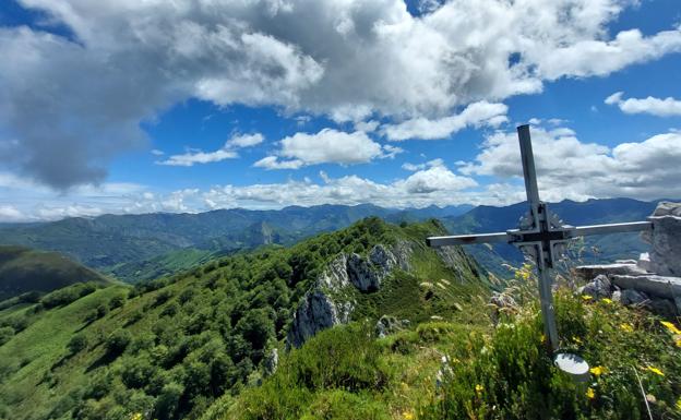 Cumbre del pico Riegos, en el Parque Natural de Redes.