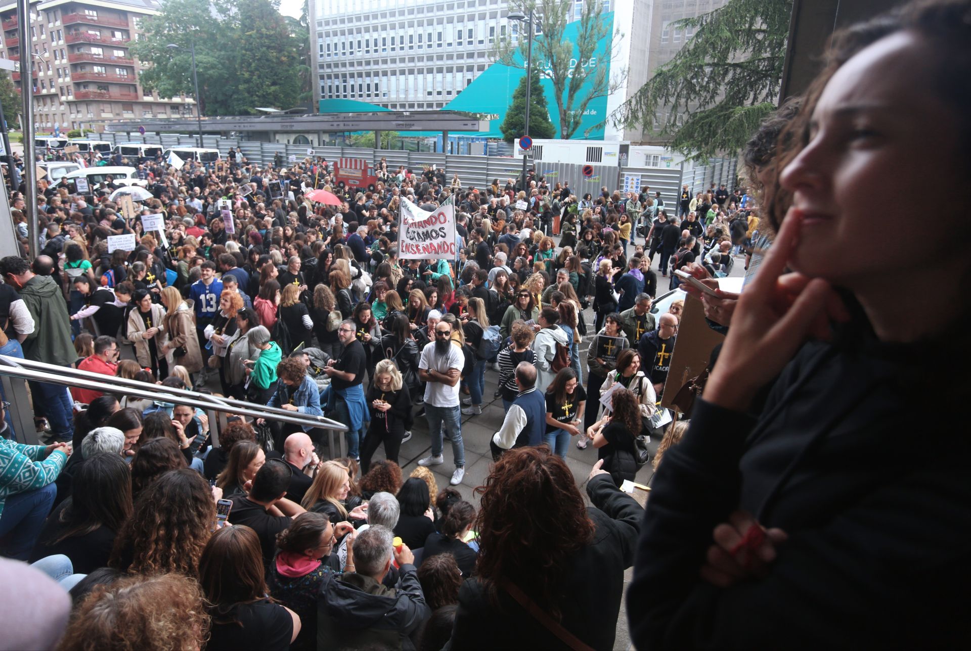 Los docentes se concentran durante la negociación entre los sindicatos educativos y el Gobierno asturiano