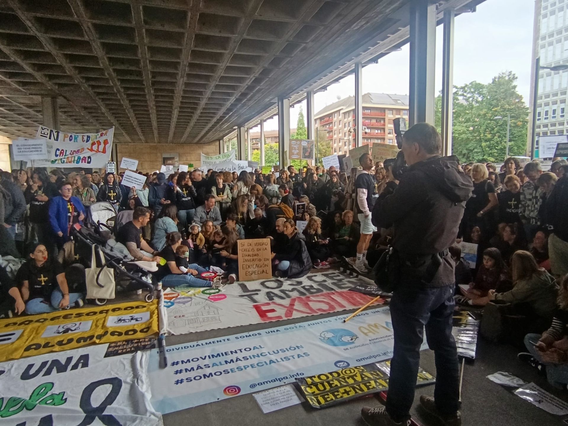 Los docentes se concentran durante la negociación entre los sindicatos educativos y el Gobierno asturiano