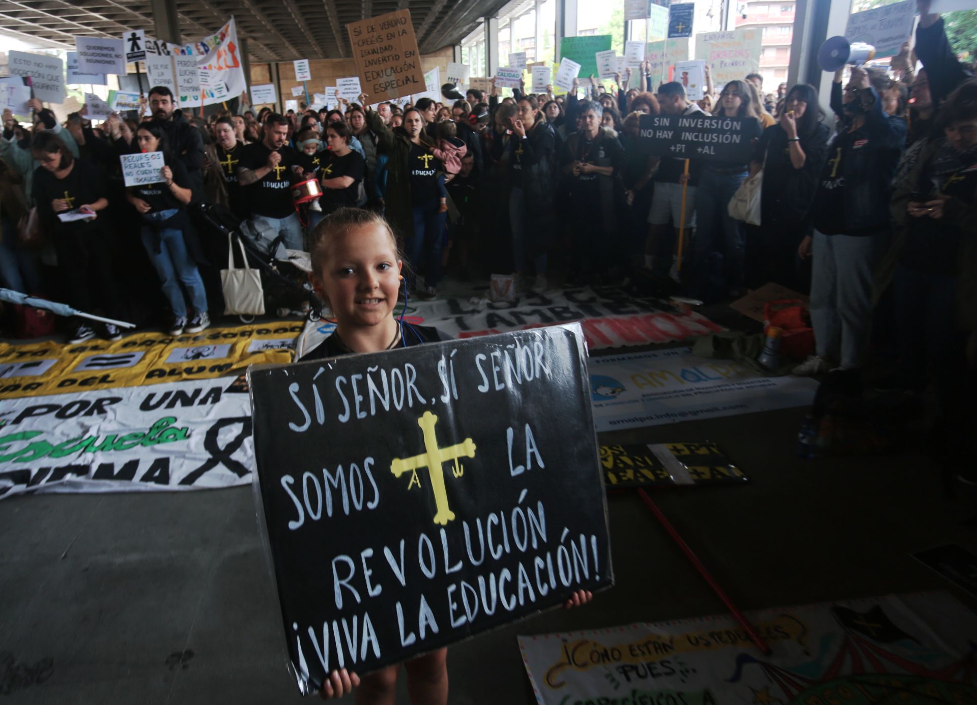 Los docentes se concentran durante la negociación entre los sindicatos educativos y el Gobierno asturiano