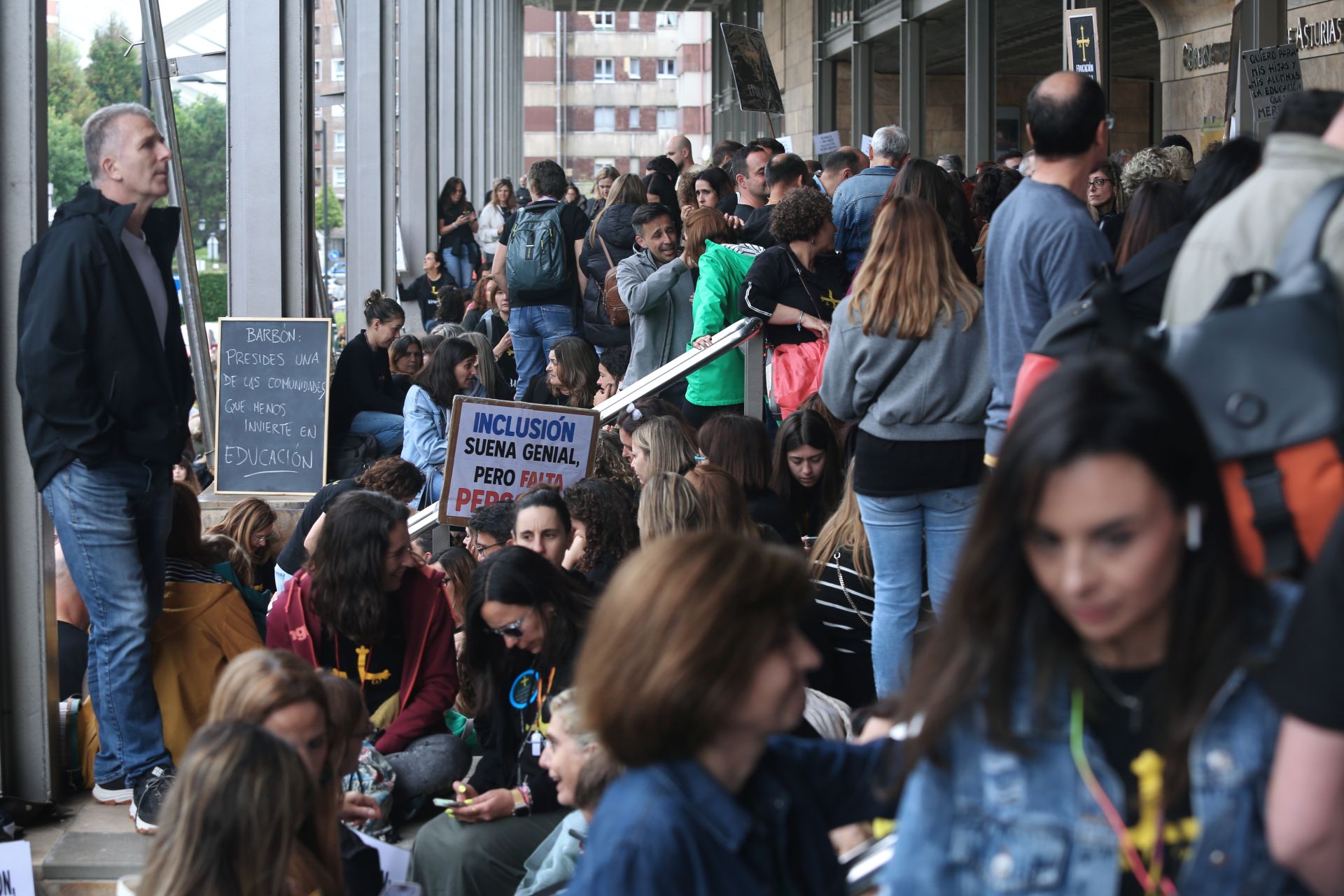 Los docentes se concentran durante la negociación entre los sindicatos educativos y el Gobierno asturiano