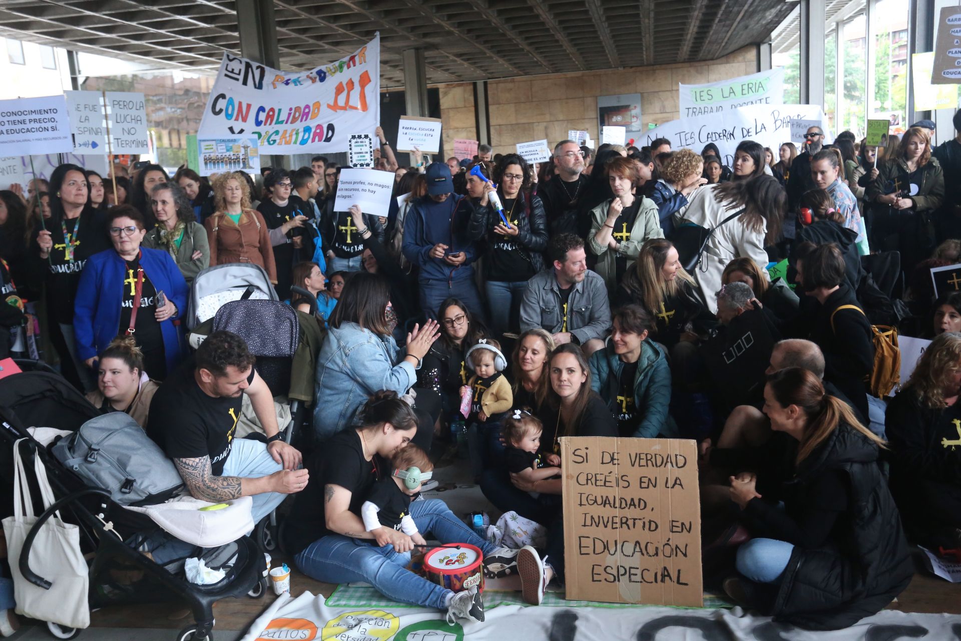 Los docentes se concentran durante la negociación entre los sindicatos educativos y el Gobierno asturiano