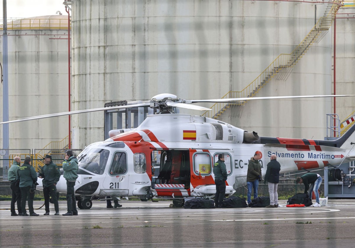 La Guardia Civil, con las bolsas de deporte en la que escondían la cocaína los náufragos.