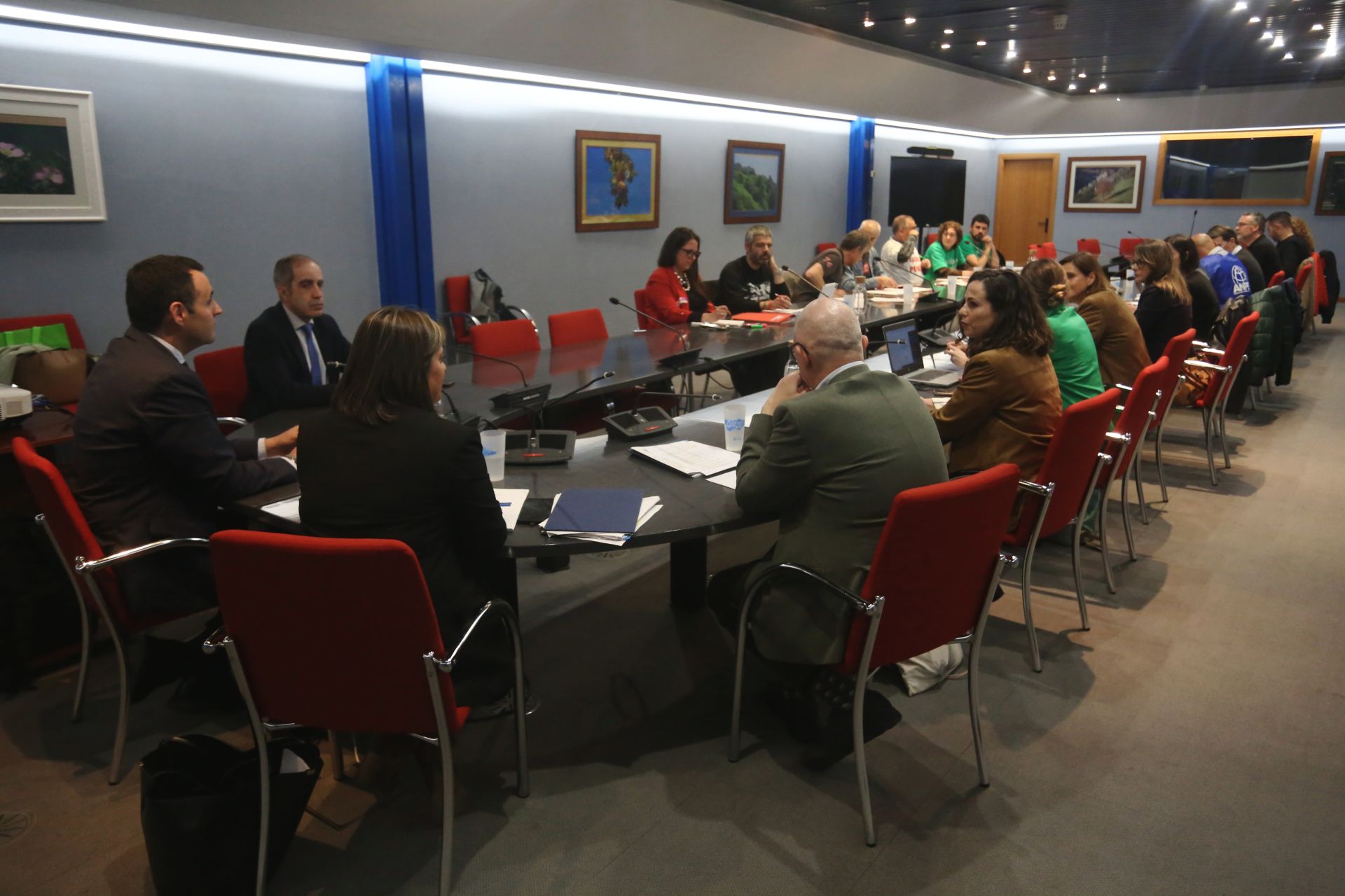 Los docentes se concentran durante la negociación entre los sindicatos educativos y el Gobierno asturiano