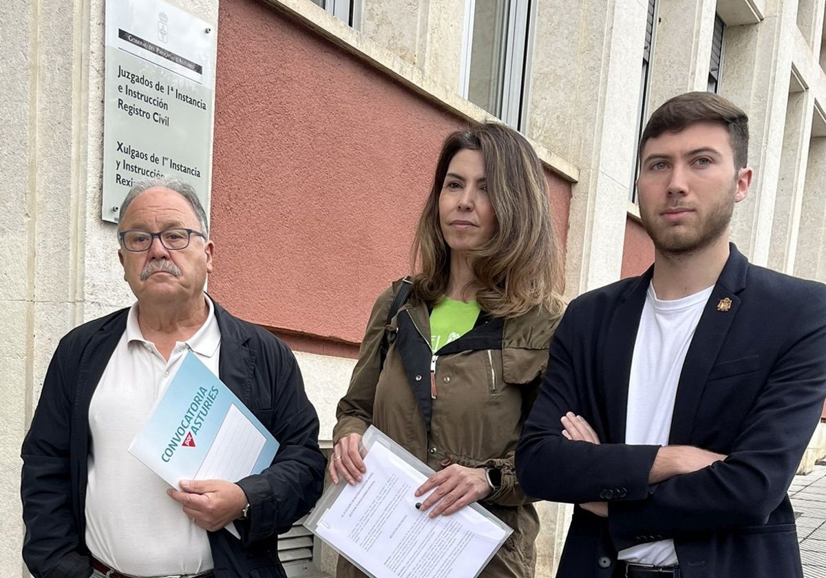 Los tres ediles de IU de Noreña, Javier Ardura, Liliana  Díaz y Matías Hevia, ante los juzgados de Pola de Siero, el pasado lunes, cuando presentaron la denuncia contra el alcalde de Bimenes.