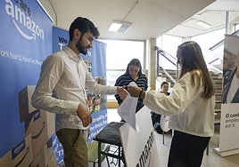 Los estands de las empresas que participan en la Jornada de Empleo preparan la información para los estudiantes en el hall del Edificio Polivalente de la Escuela Politénica de Ingeniería de Gijón.