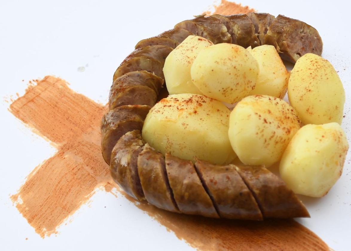 Plato de longaniza blanca con patatas del cocido de garbanzos del restaurante Casa Tataguyo.