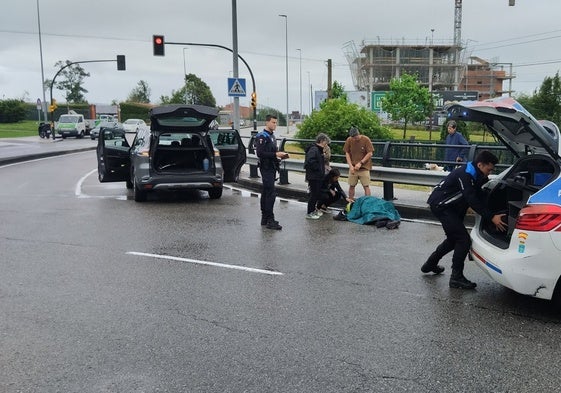 Agentes de la Policía Local asisten al motorista herido en Gijón.