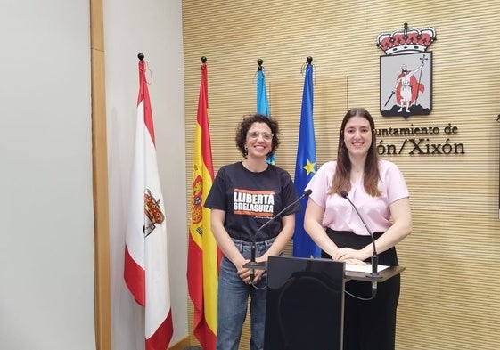 Las concejalas Noelia Ordieres (IU) y Olaya Suárez (Podemos), en la sala de prensa del Ayuntamiento.
