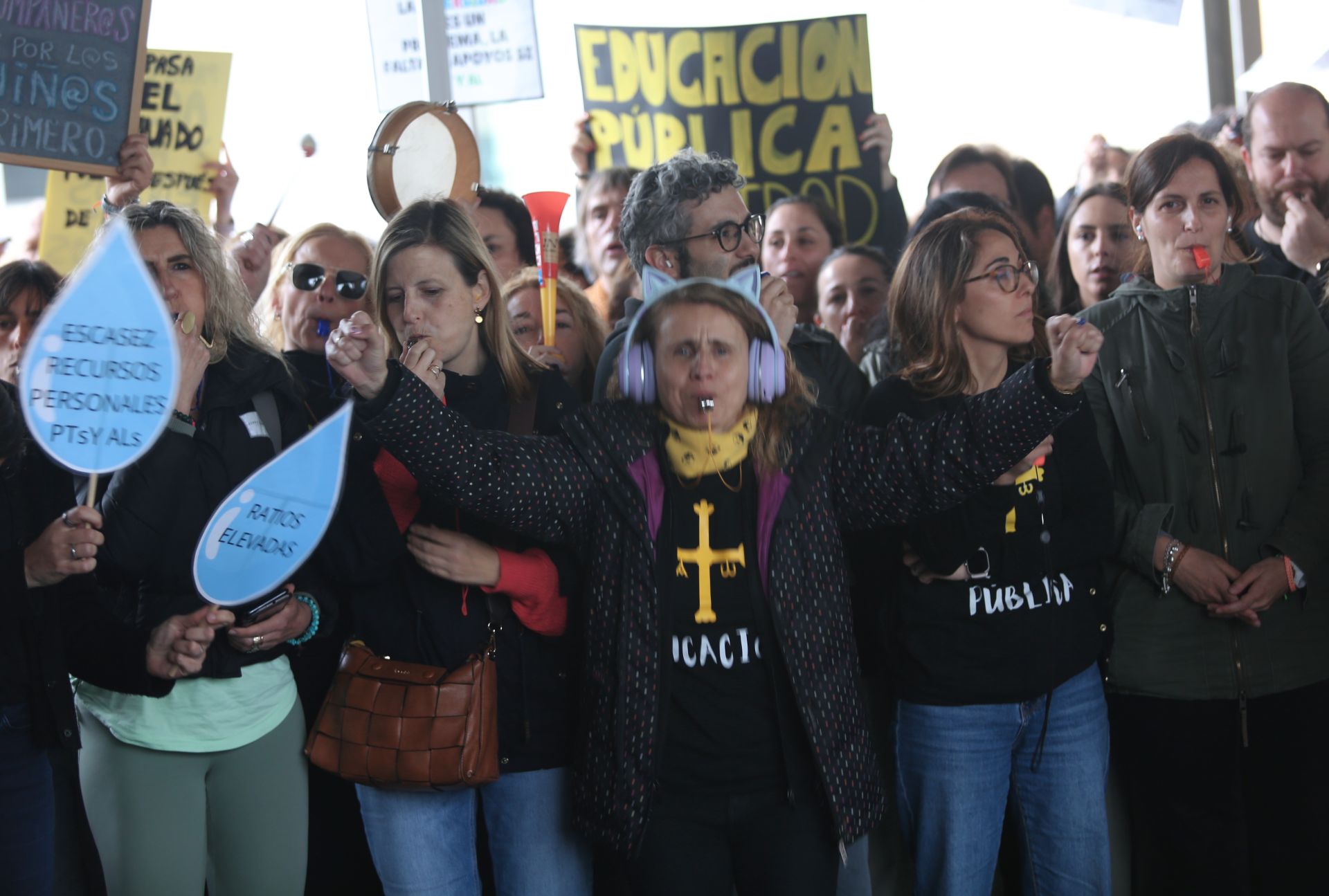 Los docentes se concentran durante la negociación entre los sindicatos educativos y el Gobierno asturiano