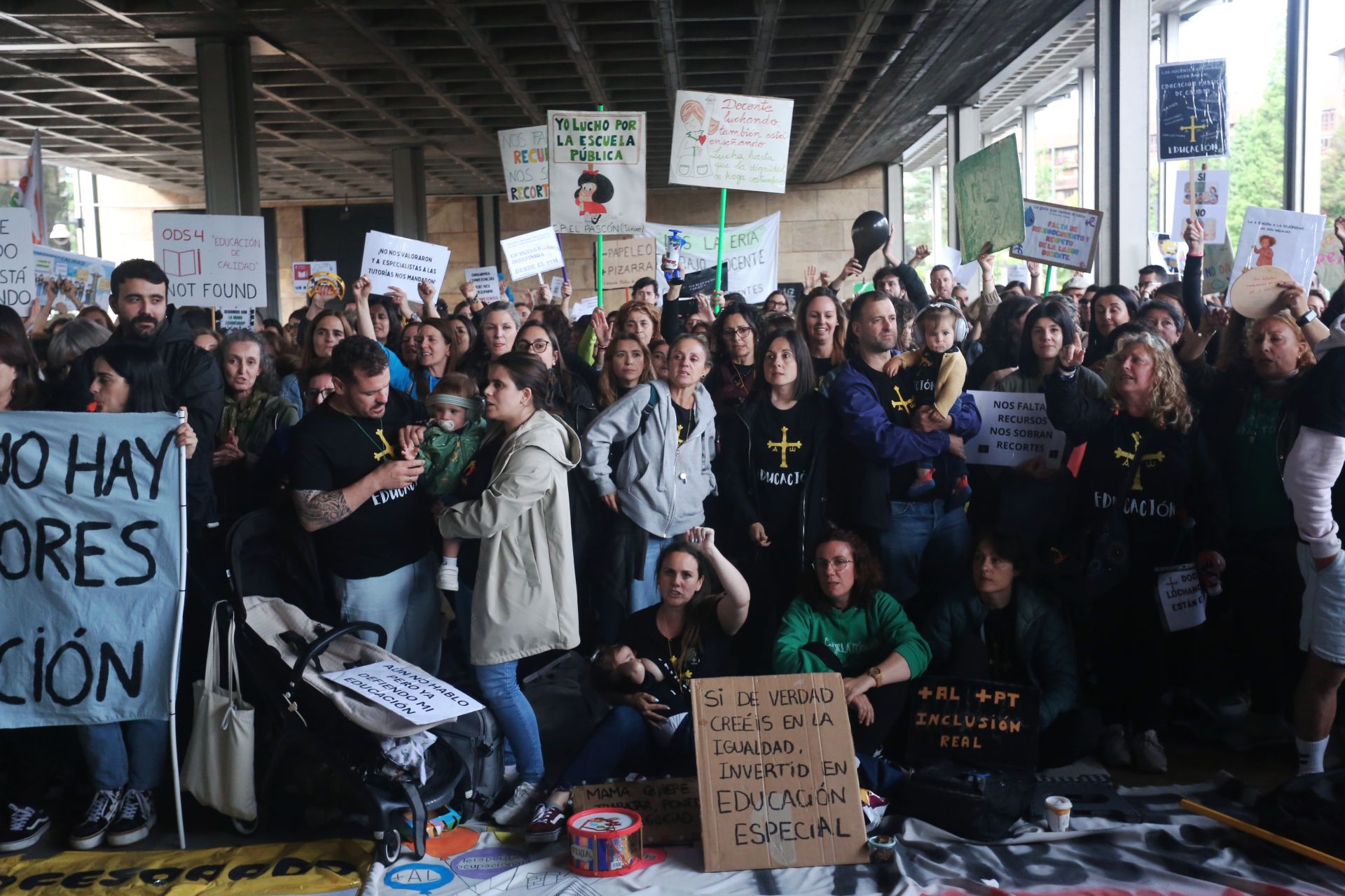 Los docentes se concentran durante la negociación entre los sindicatos educativos y el Gobierno asturiano