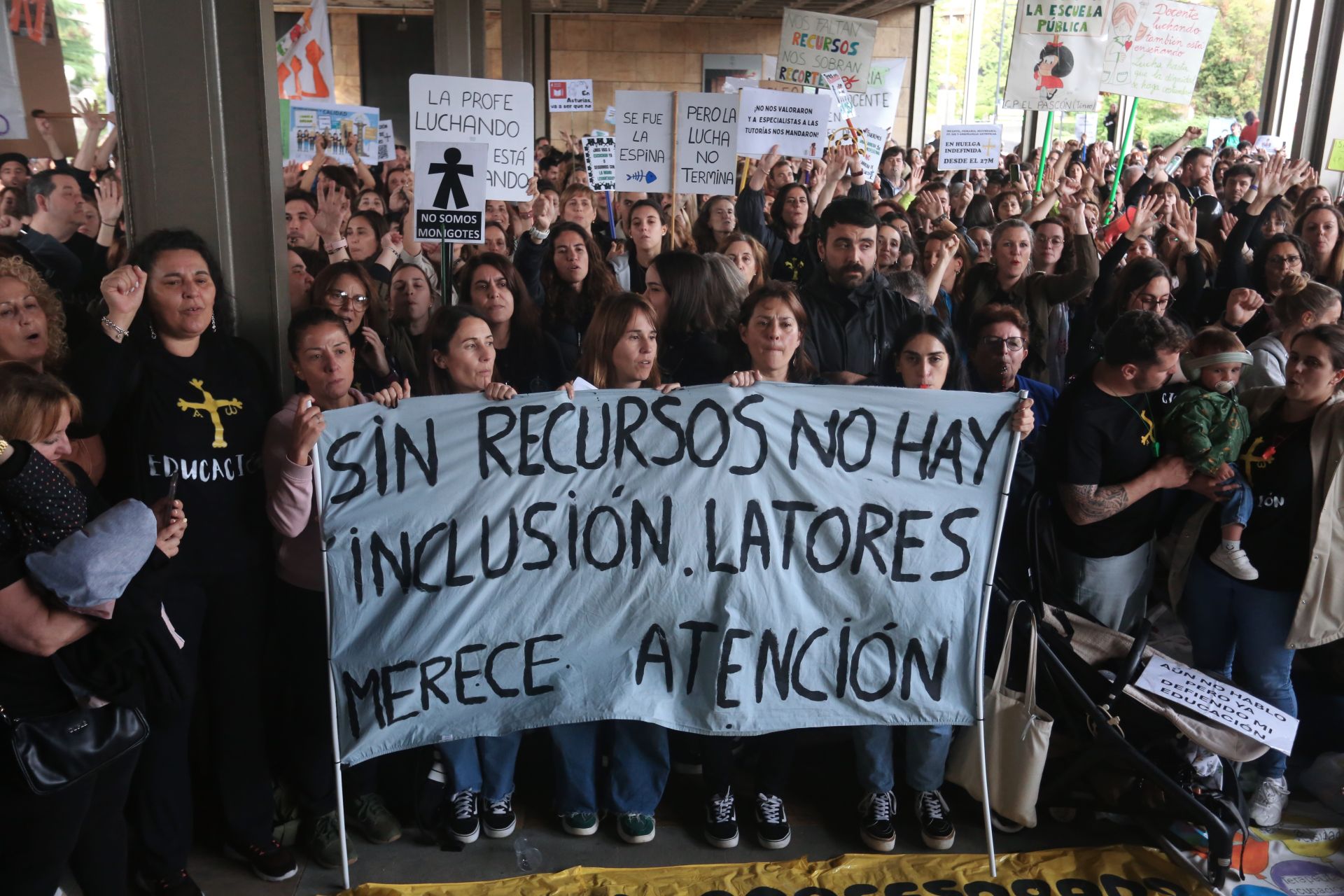Los docentes se concentran durante la negociación entre los sindicatos educativos y el Gobierno asturiano