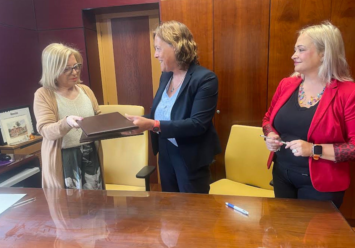 Amparo Antuña, Bárbara Monte y Patricia Redondo, en la casa consistorial de Noreña