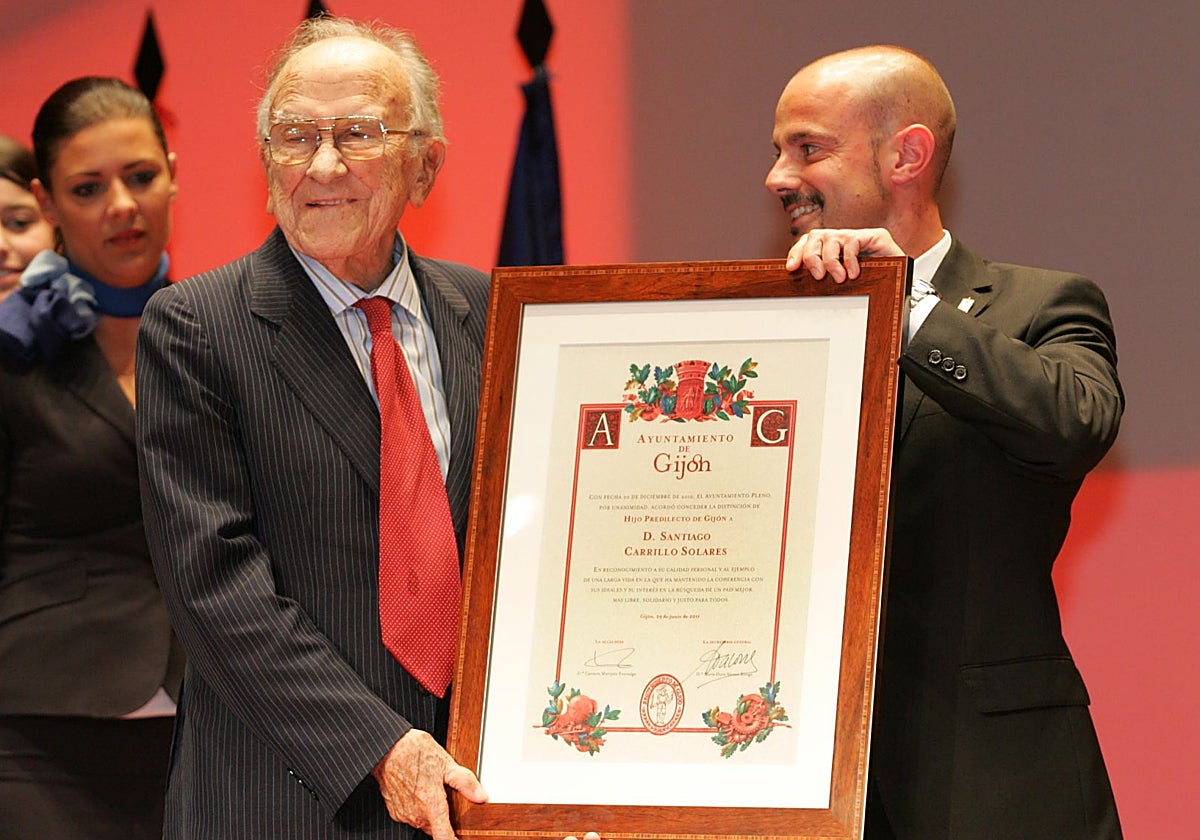 Santiago Carrillo, en 2011, recogiendo su título de manos del entonces portavoz municipal de IU, Jorge Espina.