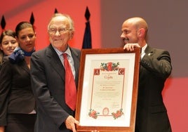 Santiago Carrillo, en 2011, recogiendo su título de manos del entonces portavoz municipal de IU, Jorge Espina.