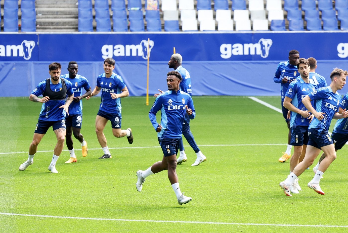 Hassan realizó trabajo con el grupo con normalidad durante la sesión desarrollada en el Carlos Tartiere.