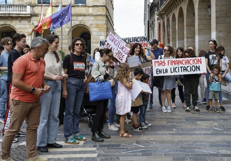 José Ramón Tuero, Olaya Suárez y Noelia Ordieres apoyaron a las familias afectadas por el 11x12.