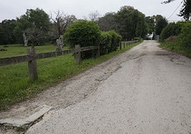 El firme del Tragamón con grandes baches y apenas unos metros asfaltados.