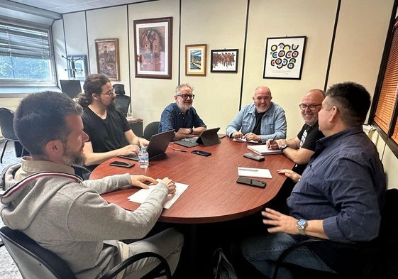 Rafa Cofiño conversa con Nacho Requena y José Manuel Castro (los tres en el centro de la foto), junto con otros representantes de CC OO de Industria.