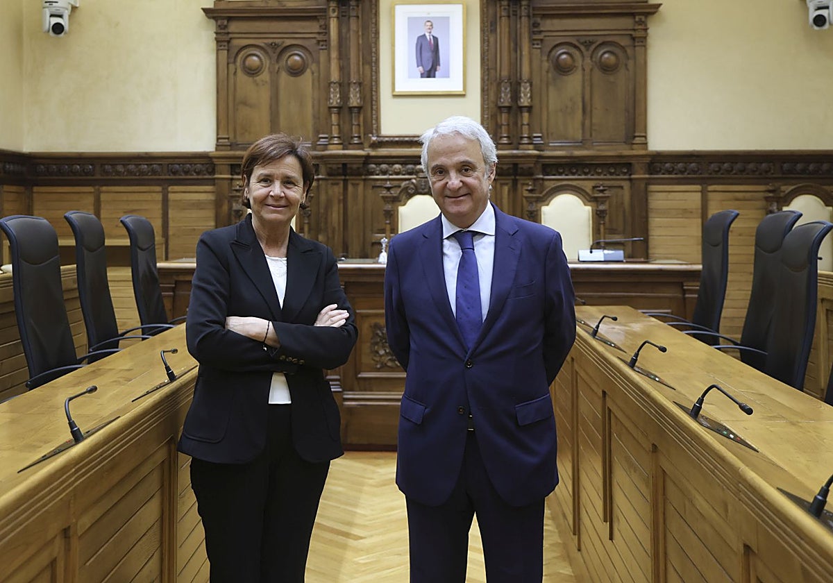 Carmen Moriyón y Jesús Chamorro, durante la visita institucional del presidente del TSJA a Gijón.