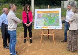 El presidente del CF Colloto, Antonio Martínez Cedrón; el alcalde de Siero, Ángel García; las directoras generales del Agua, Vanesa Mateo, y de Medio Ambiente, Susana Madera; y consejero de Movilidad, Medio Ambiente y Gestión de Emergencias, Alejandro Calvo.