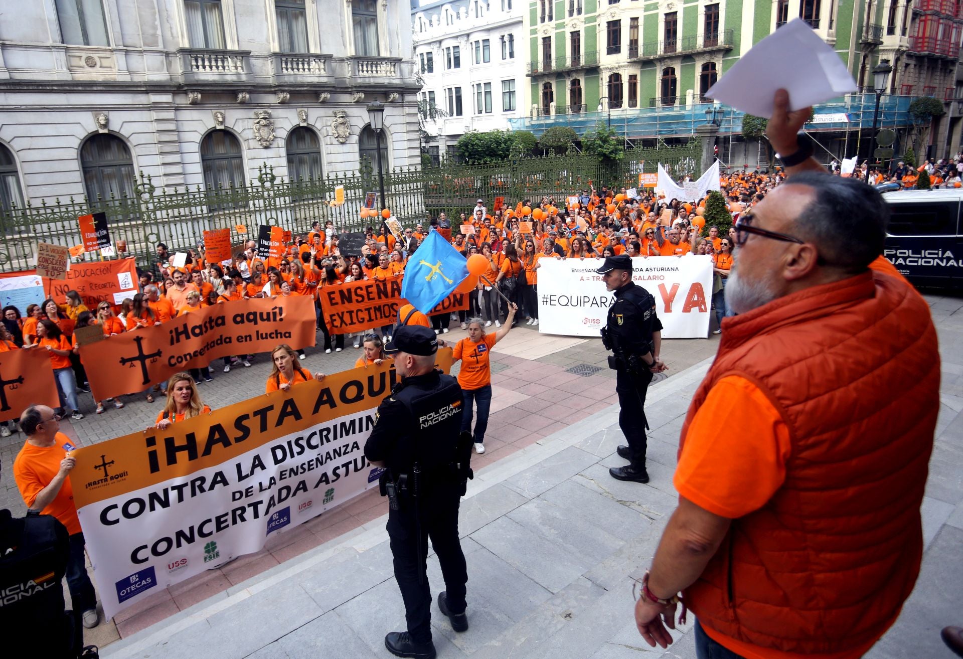 La escuela concertada asturiana, en lucha: multitudinaria marea naranja en Oviedo