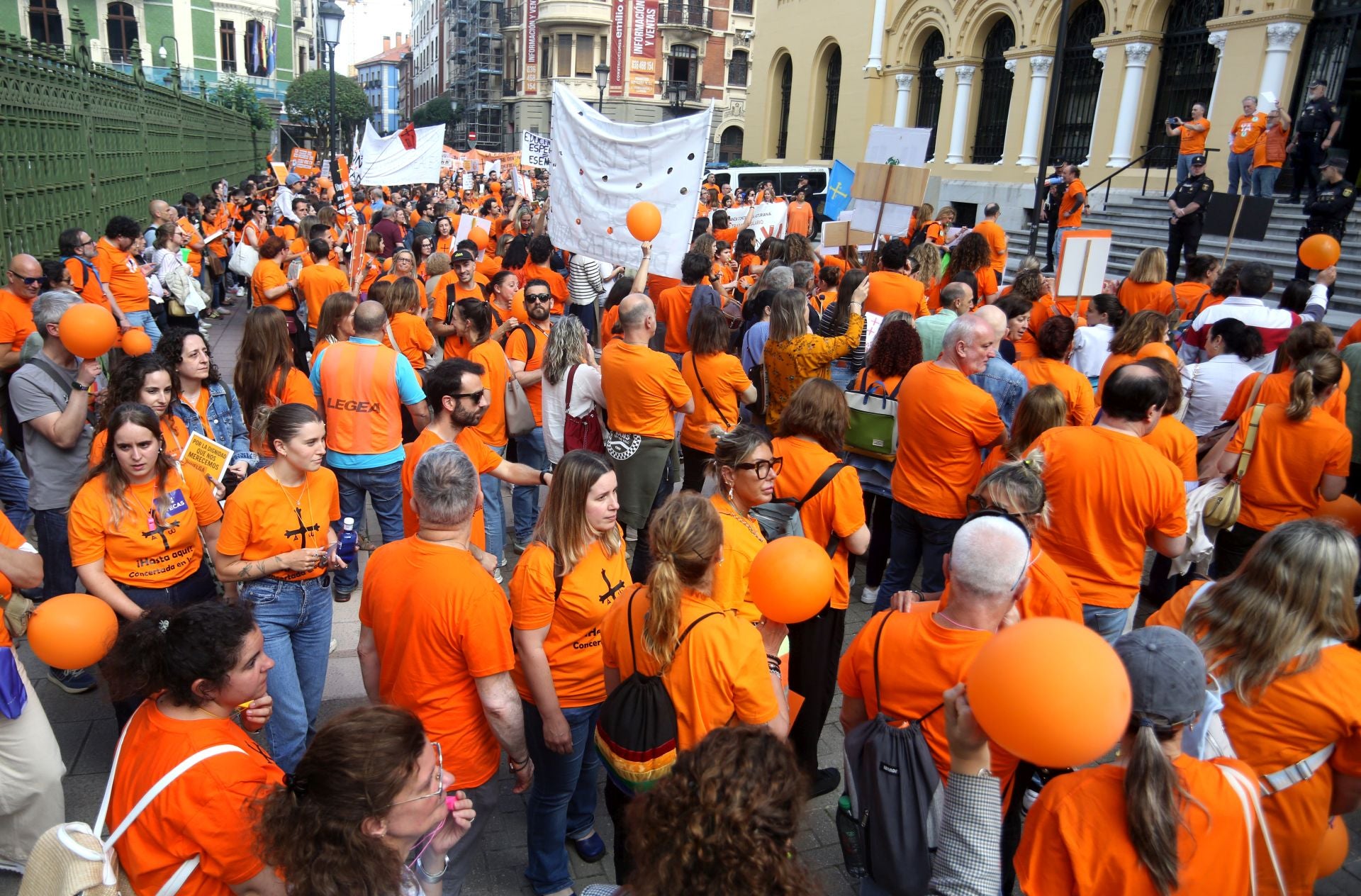 La escuela concertada asturiana, en lucha: multitudinaria marea naranja en Oviedo