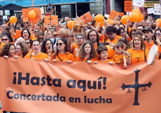 La escuela concertada asturiana, en lucha: multitudinaria marea naranja en Oviedo