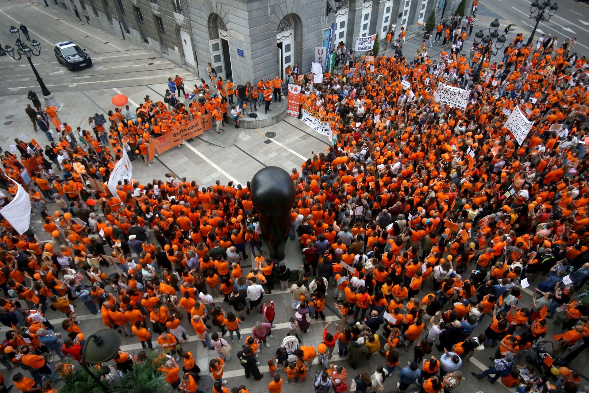 La escuela concertada asturiana, en lucha: multitudinaria marea naranja en Oviedo