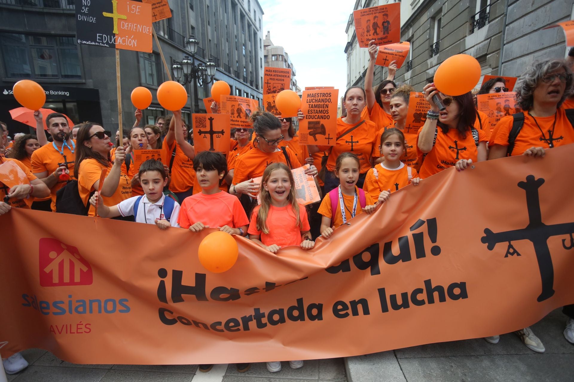 La escuela concertada asturiana, en lucha: multitudinaria marea naranja en Oviedo