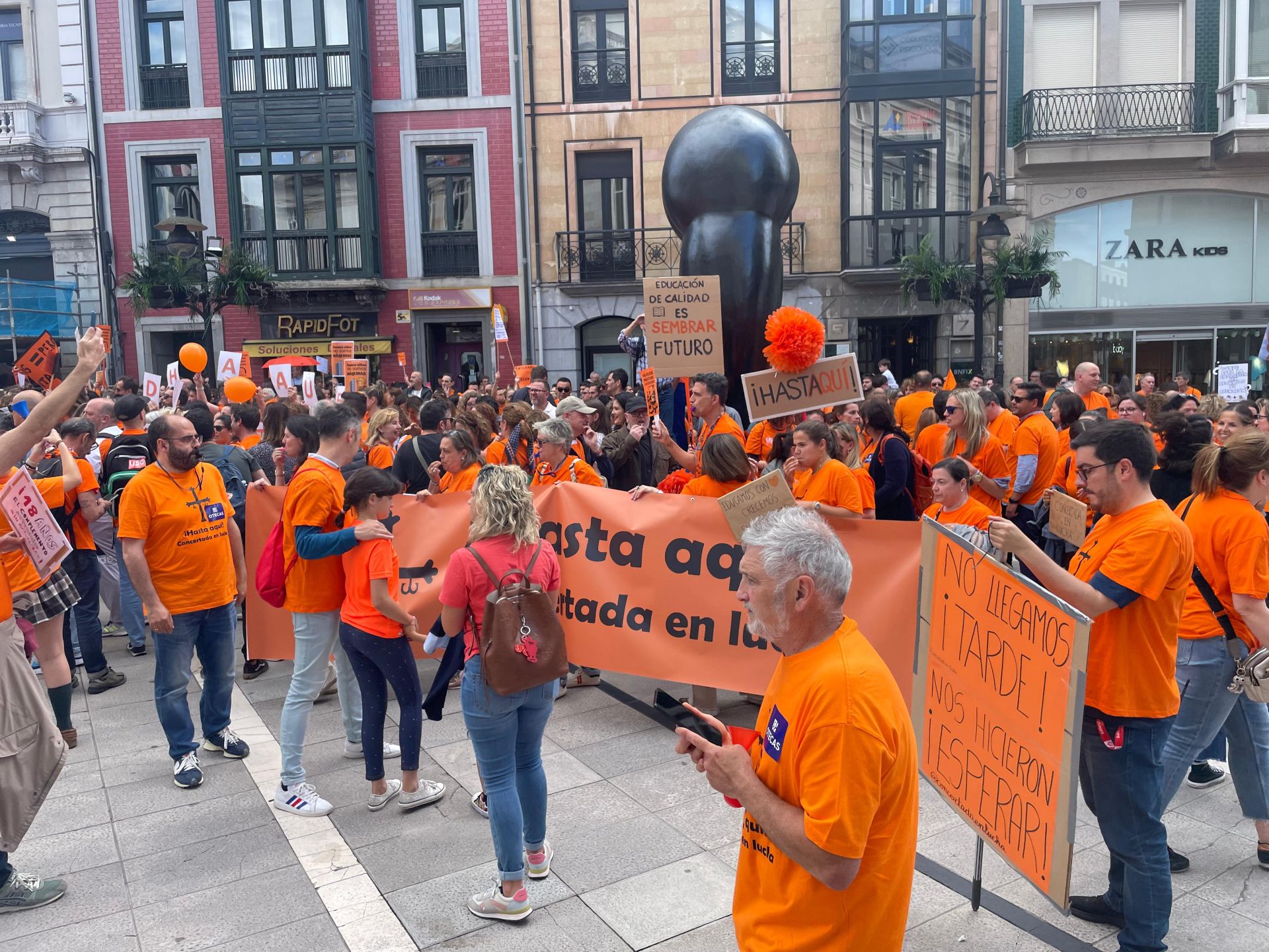 La escuela concertada asturiana, en lucha: multitudinaria marea naranja en Oviedo