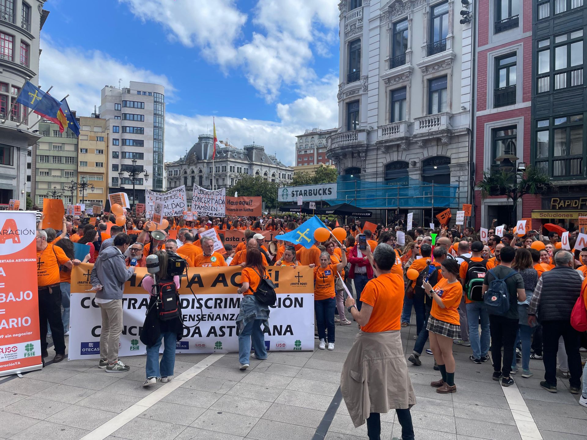 La escuela concertada asturiana, en lucha: multitudinaria marea naranja en Oviedo