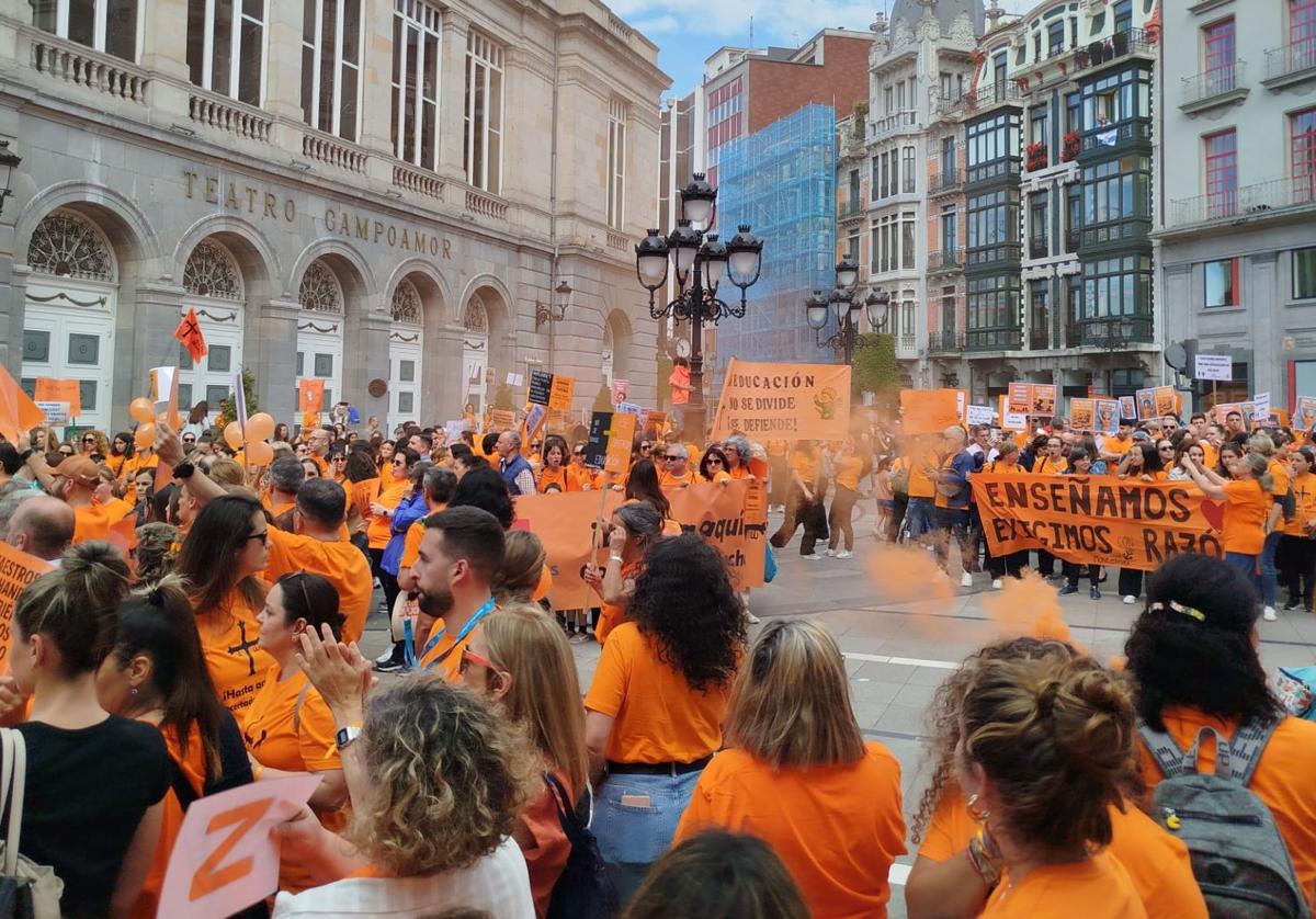 La escuela concertada asturiana, en lucha: multitudinaria marea naranja en Oviedo