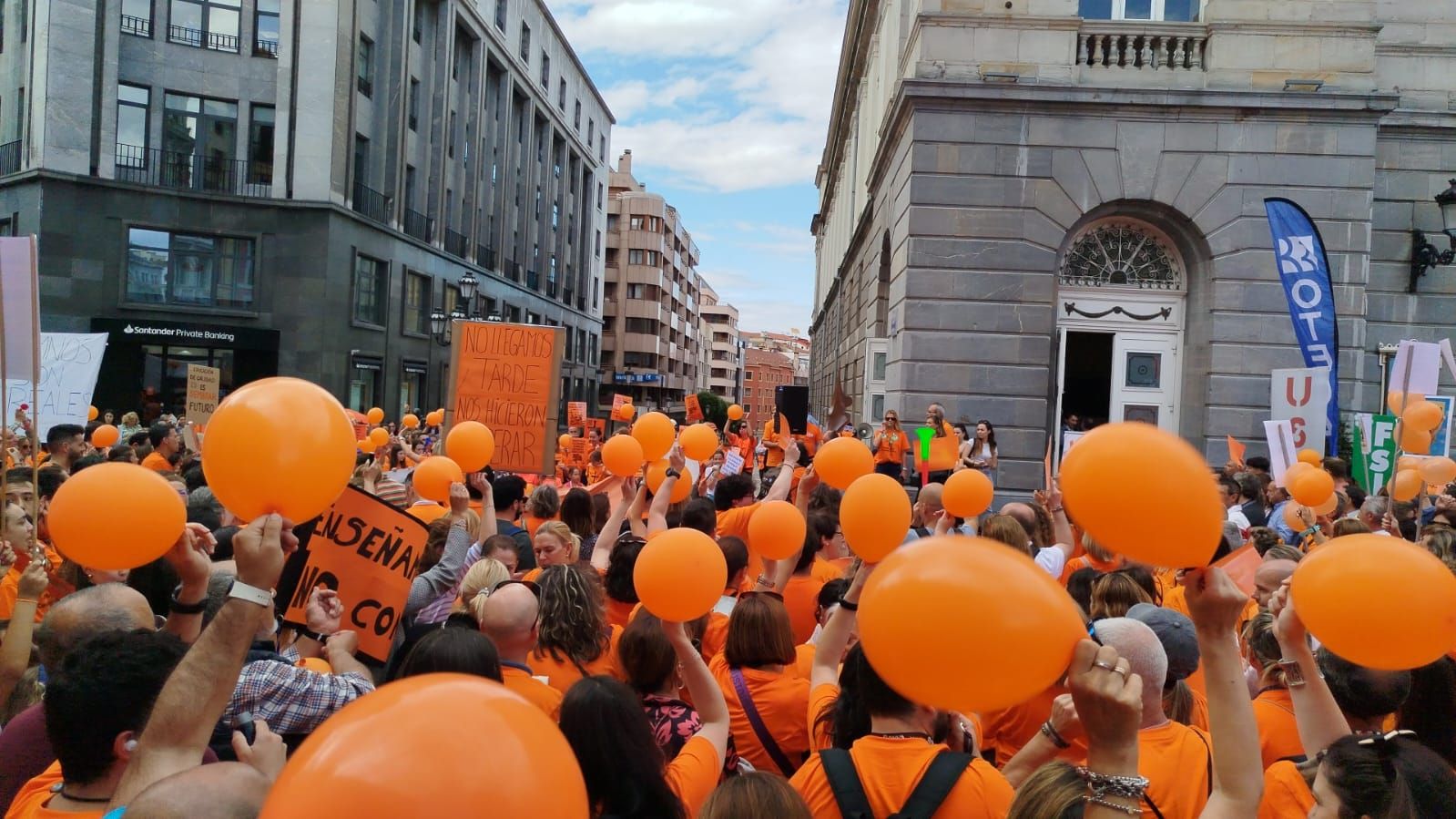 La escuela concertada asturiana, en lucha: multitudinaria marea naranja en Oviedo