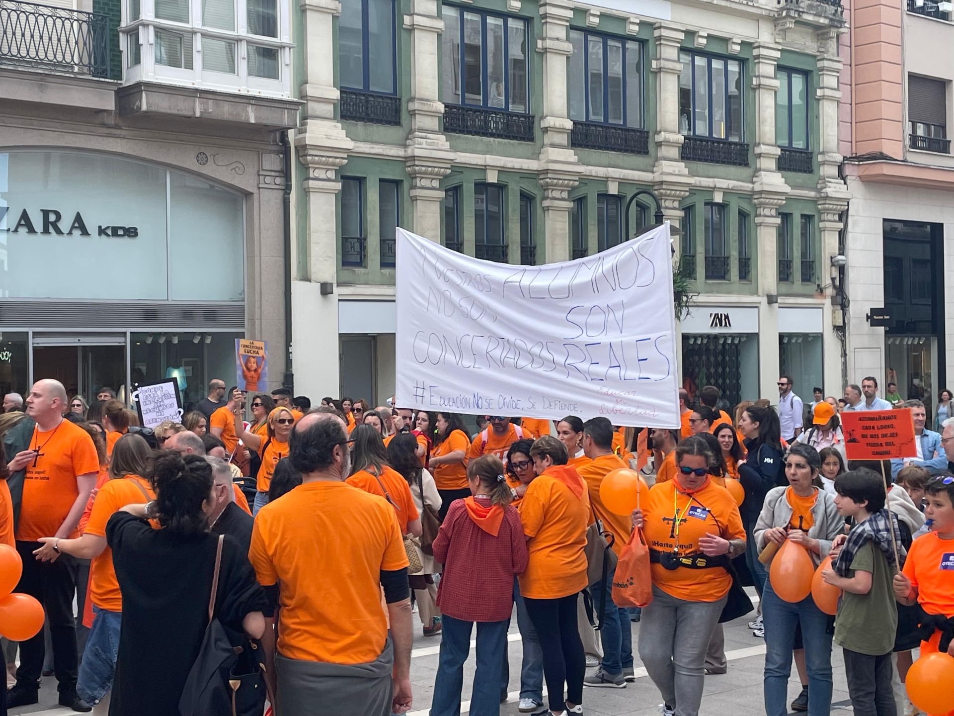 La escuela concertada asturiana, en lucha: multitudinaria marea naranja en Oviedo