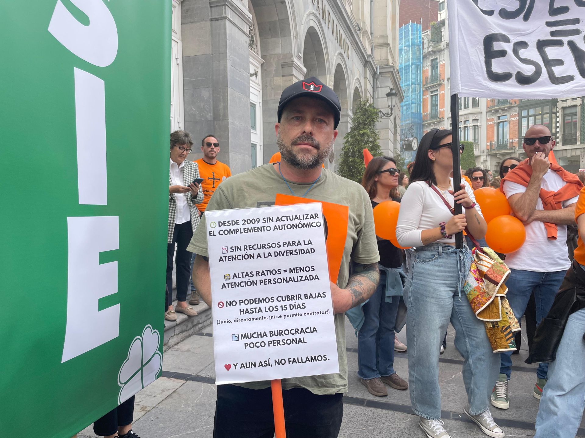 La escuela concertada asturiana, en lucha: multitudinaria marea naranja en Oviedo