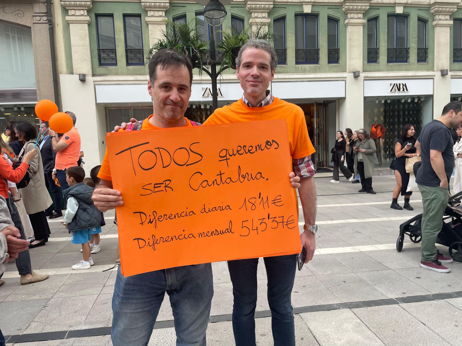 La escuela concertada asturiana, en lucha: multitudinaria marea naranja en Oviedo