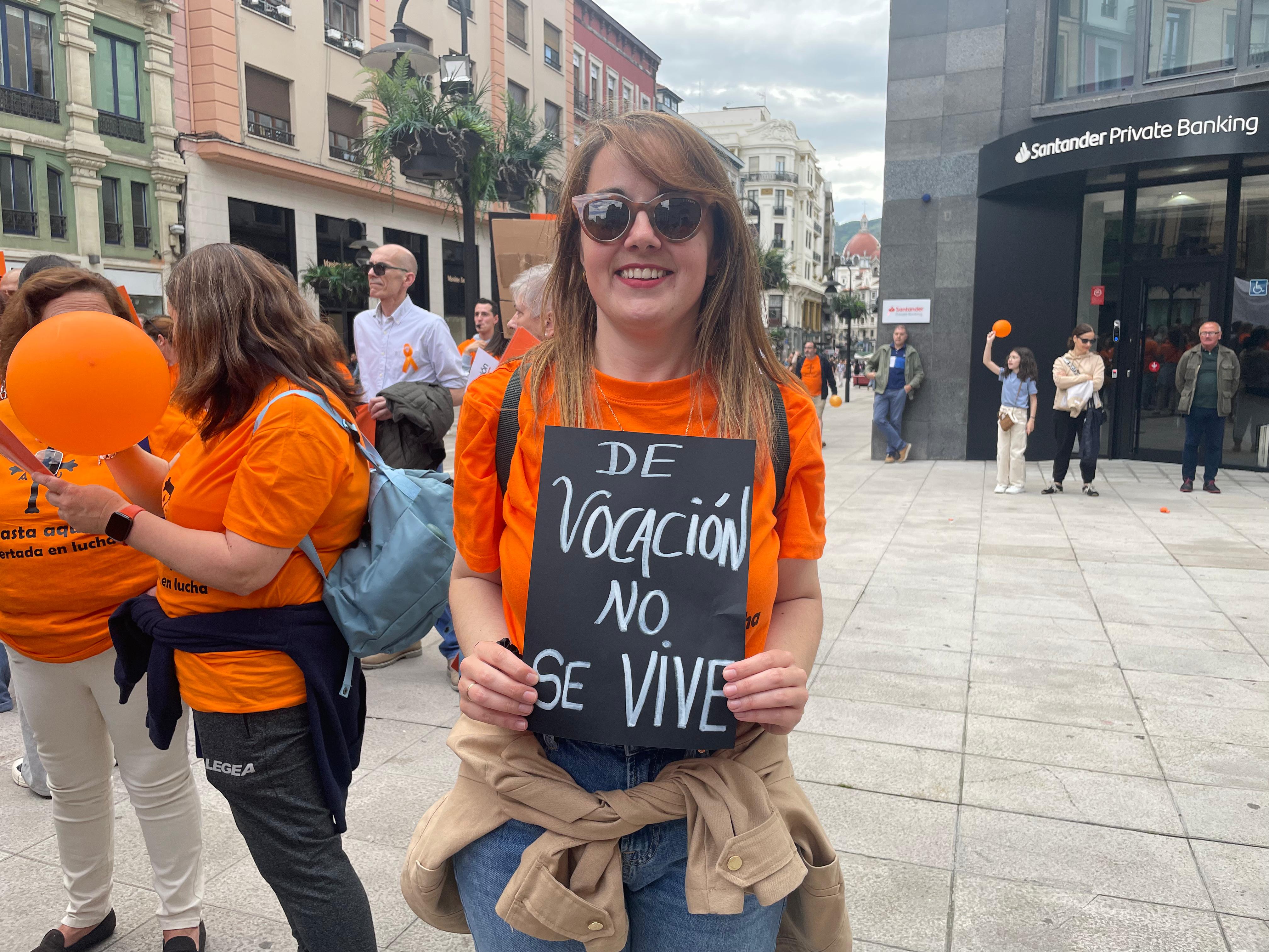 La escuela concertada asturiana, en lucha: multitudinaria marea naranja en Oviedo