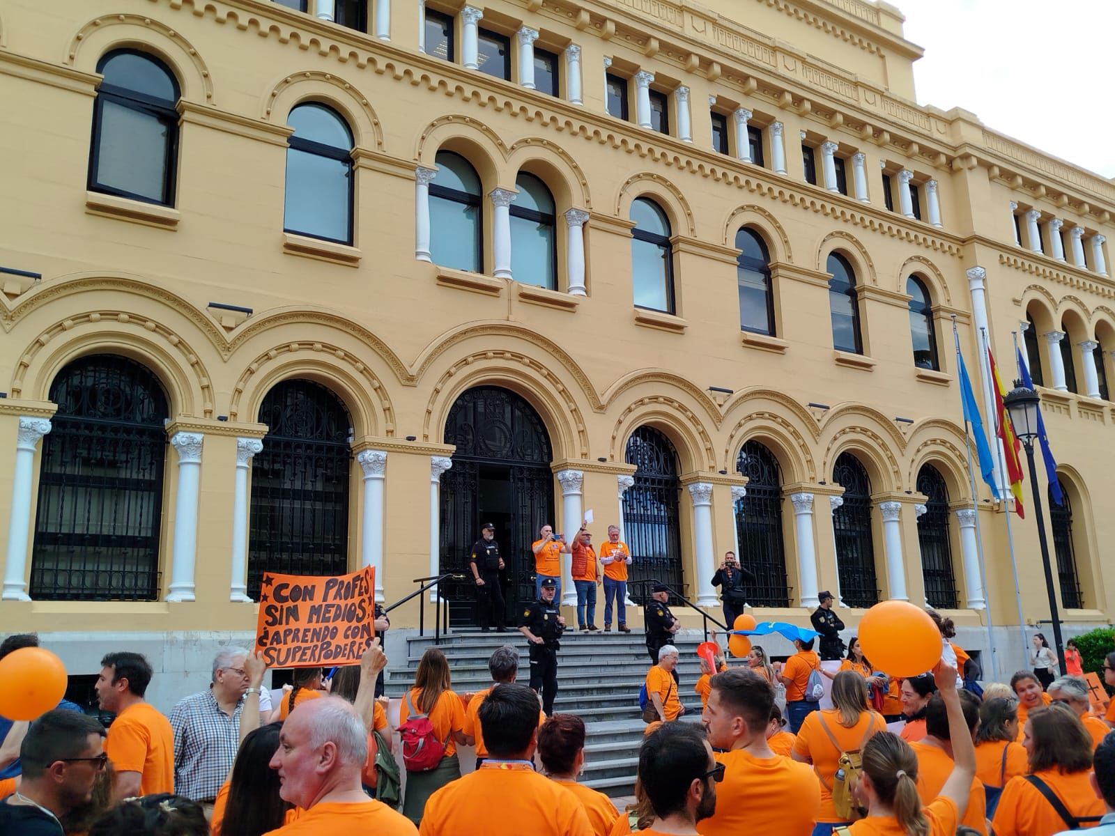 La escuela concertada asturiana, en lucha: multitudinaria marea naranja en Oviedo