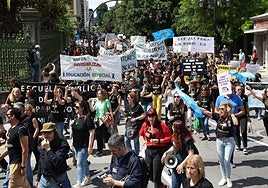 Los docentes asturianos han vuelto a salir a la calle este jueves para reivindicar sus mejoras.