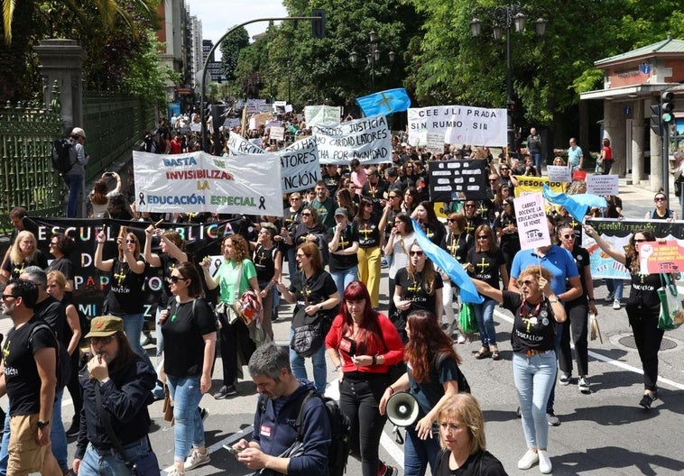 Los docentes asturianos han vuelto a salir a la calle este jueves para reivindicar sus mejoras.