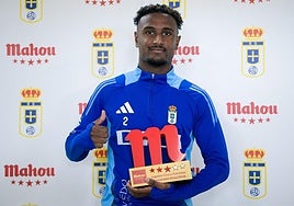 Hassan, con el premio Mahou como mejor jugador del Real Oviedo de la temporada.