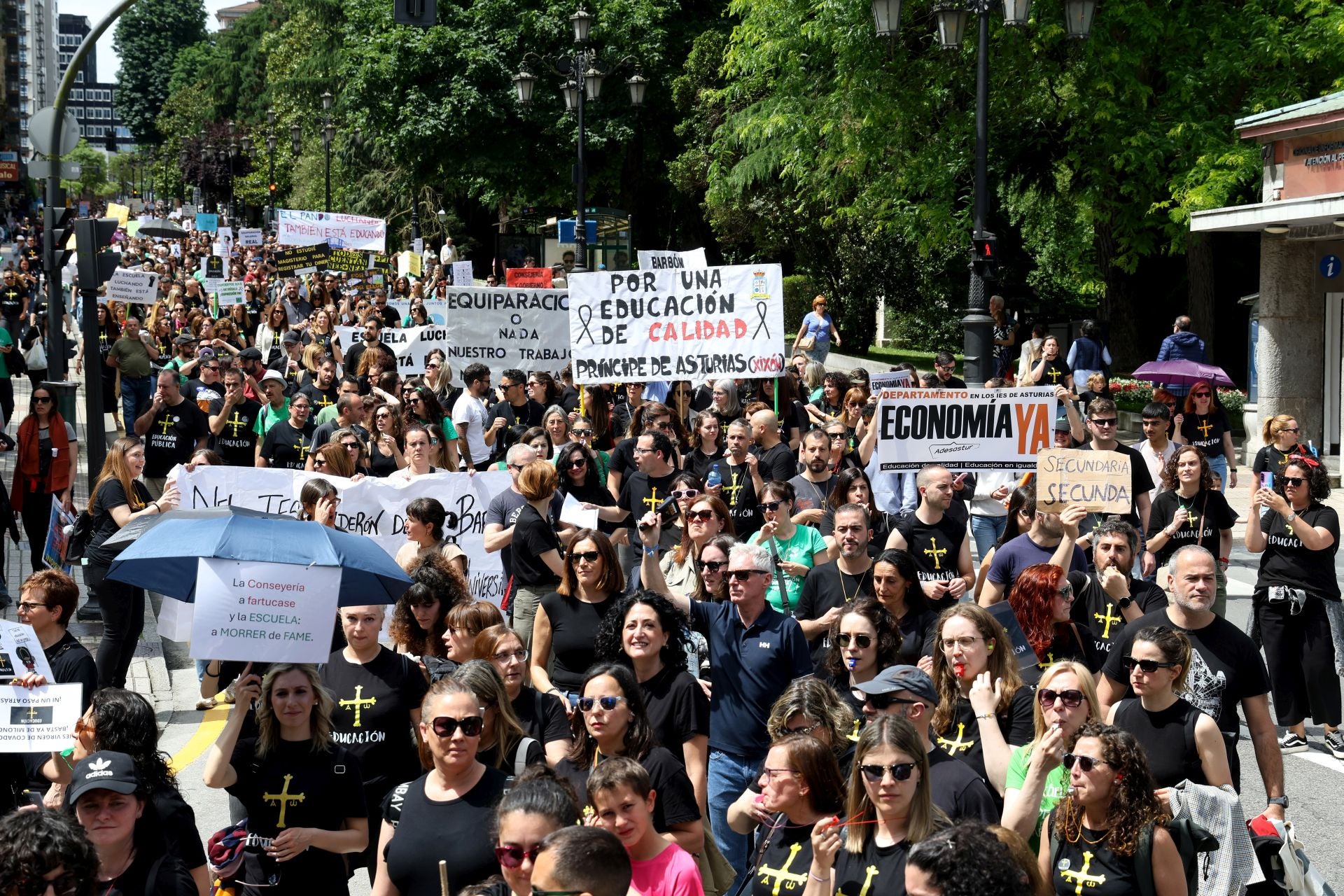 Los docentes no ceden: nueva masiva manifestación en Oviedo por la enseñanza en Asturias