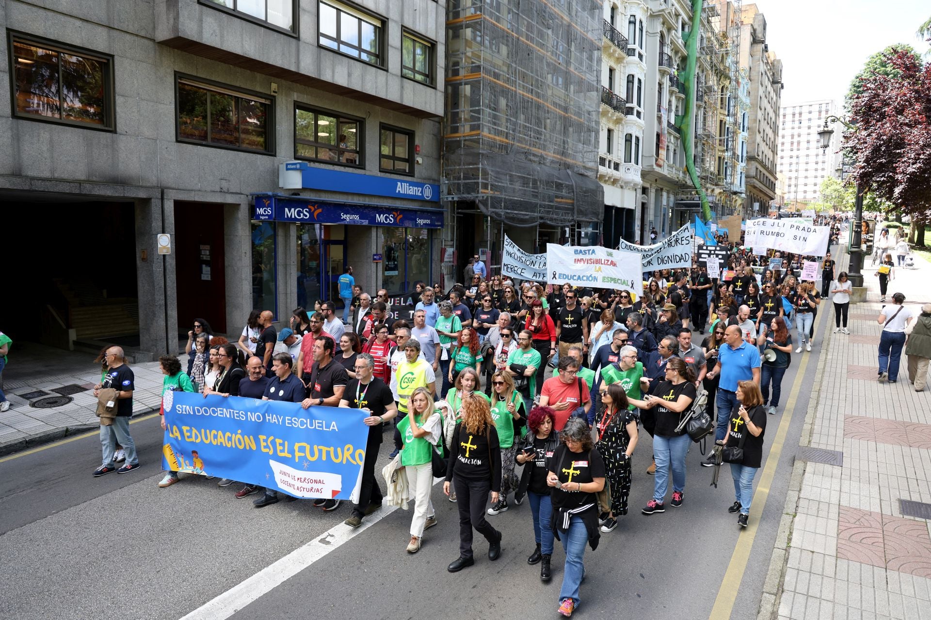 Los docentes no ceden: nueva masiva manifestación en Oviedo por la enseñanza en Asturias