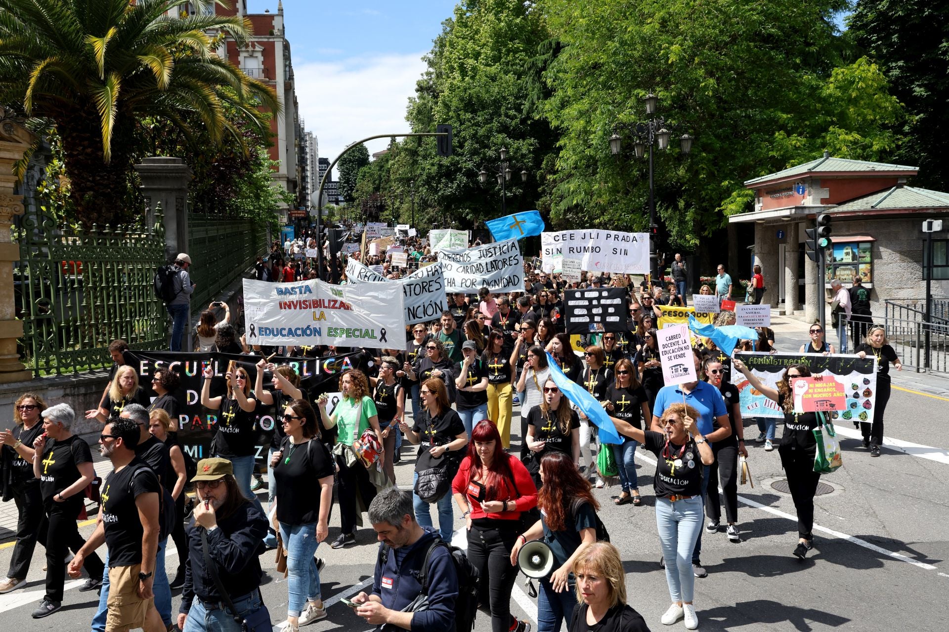 Los docentes no ceden: nueva masiva manifestación en Oviedo por la enseñanza en Asturias