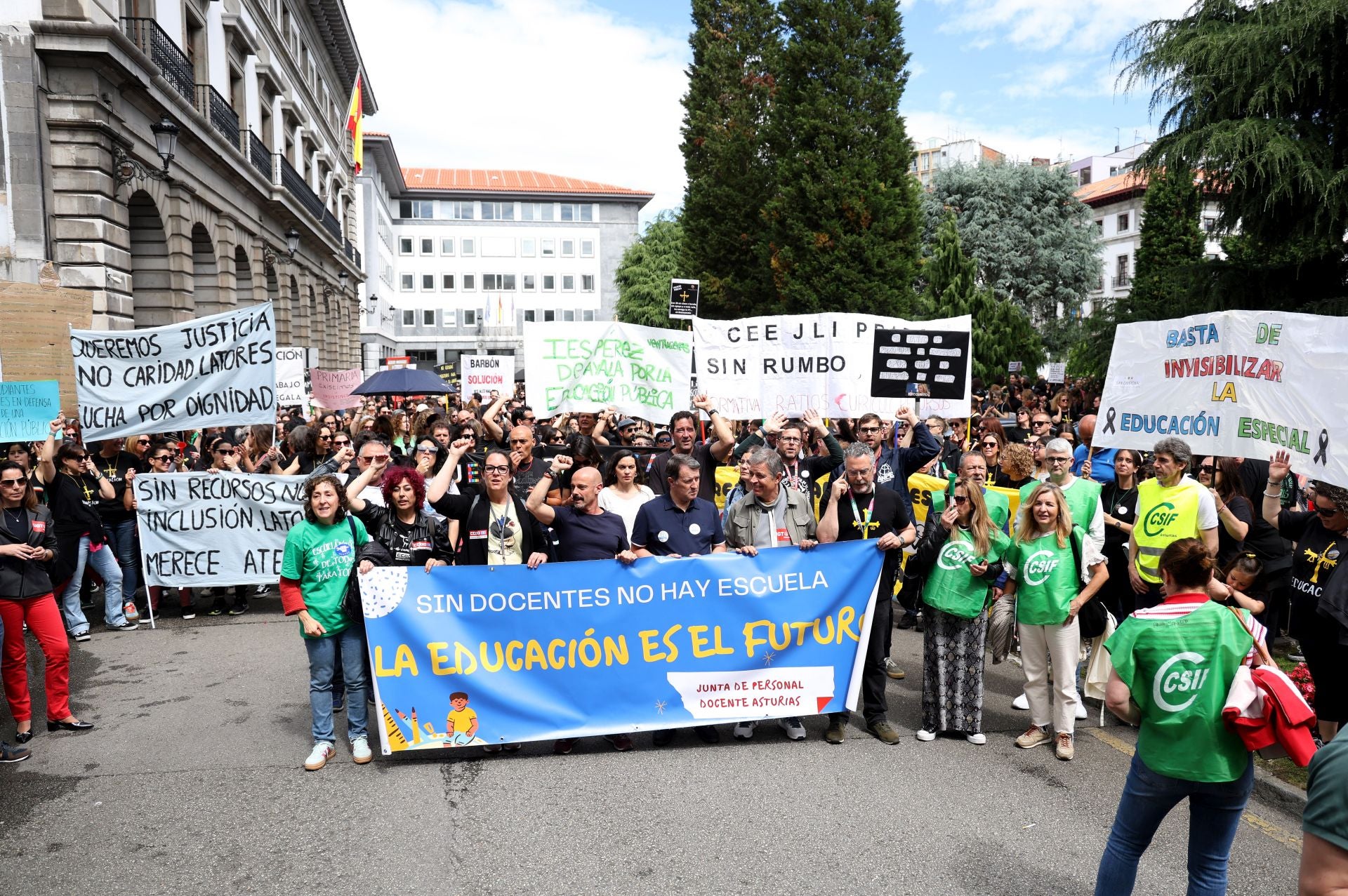 Los docentes no ceden: nueva masiva manifestación en Oviedo por la enseñanza en Asturias