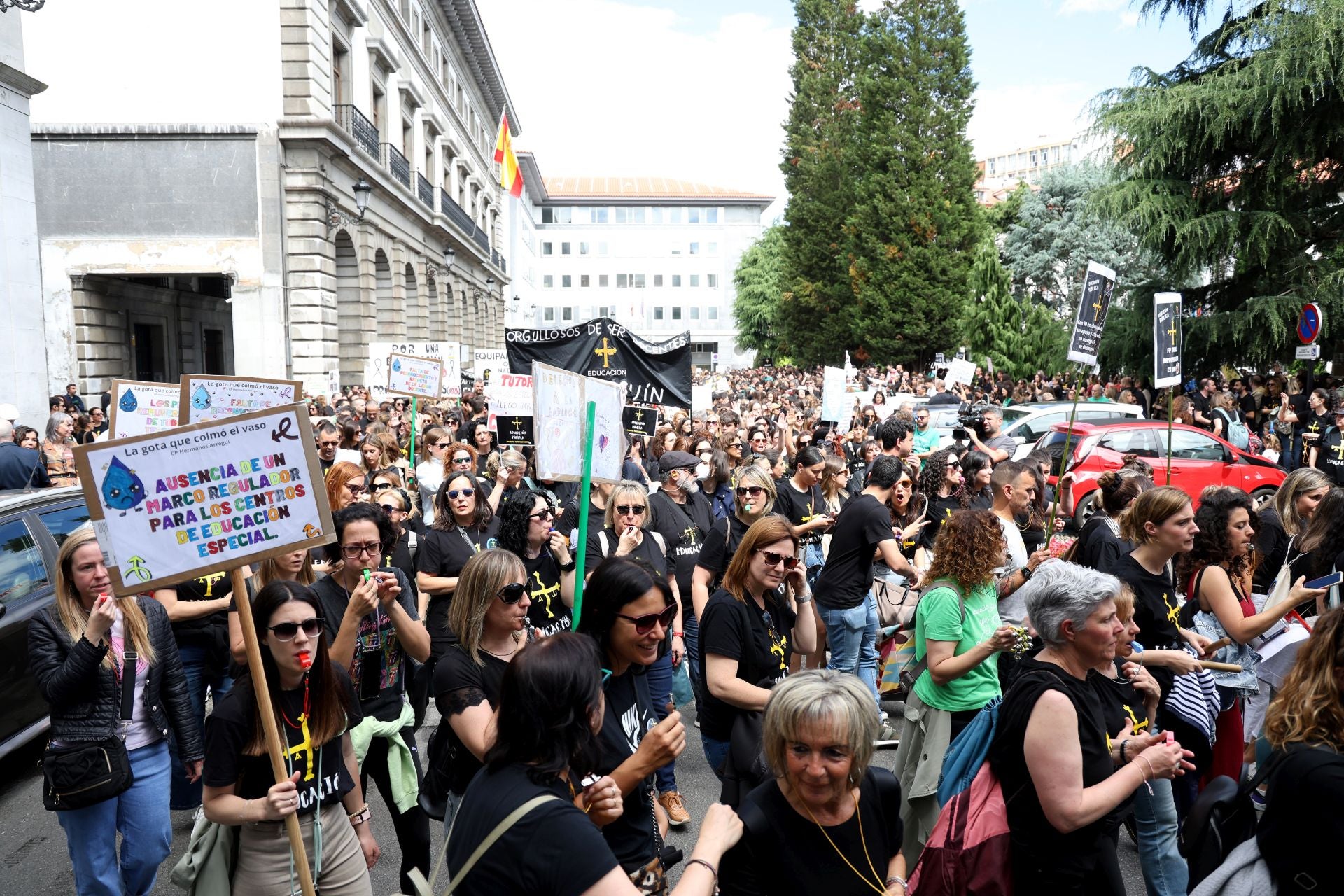 Los docentes no ceden: nueva masiva manifestación en Oviedo por la enseñanza en Asturias