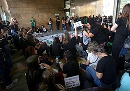 La lucha no cesa: los docentes asturianos se concentran de nuevo ante una nueva negociación